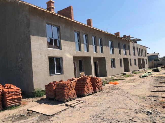 Розкішне житло – поряд: під Луцьком почали будувати сучасні таунхауси*