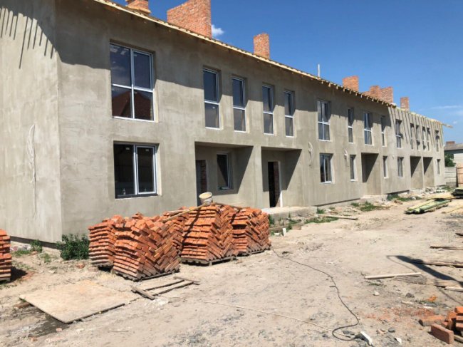 Розкішне житло – поряд: під Луцьком почали будувати сучасні таунхауси*
