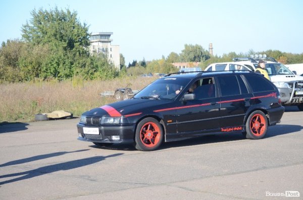 Під Луцьком відбувся чемпіонат з дрег-рейсингу. ФОТО