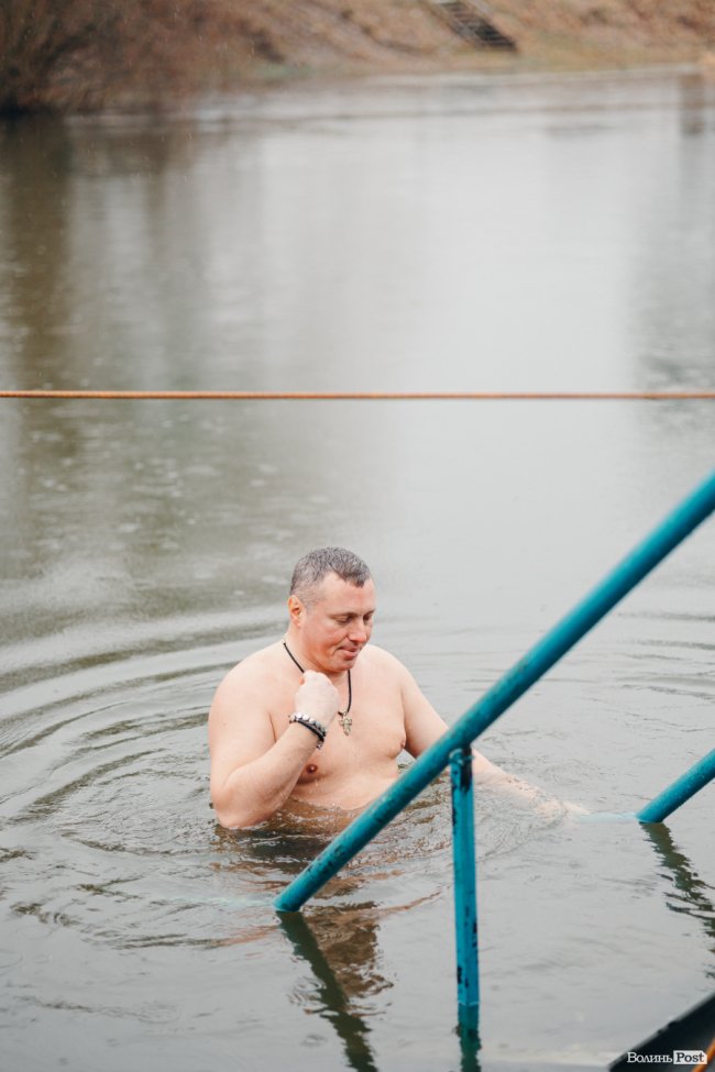 Водохреще у Луцьку: освячення води в річці Стир та занурення лучан. ФОТОРЕПОРТАЖ