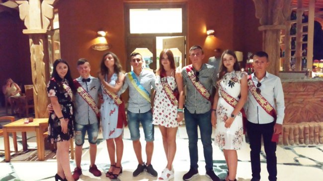 11-класники із села на Волині відсвяткували випускний у Єгипті. ФОТО
