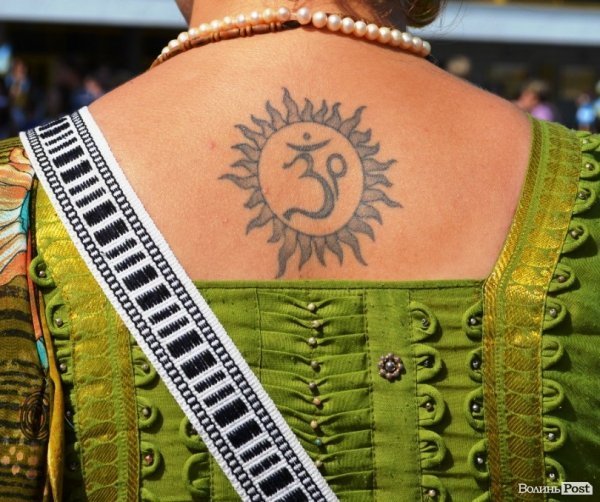 У центрі Луцька займалися йогою. ФОТО 