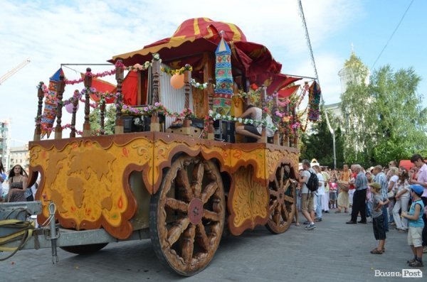 У центрі Луцька займалися йогою. ФОТО 