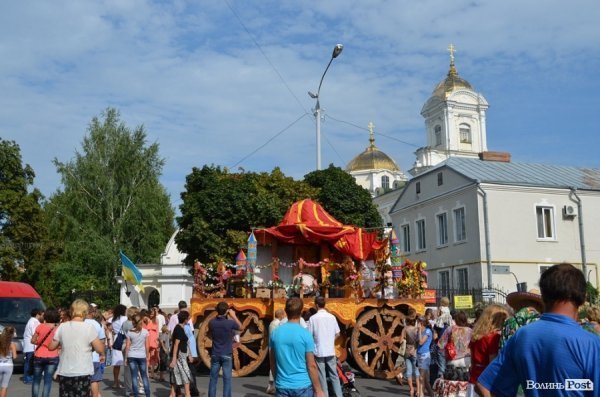 У центрі Луцька займалися йогою. ФОТО 