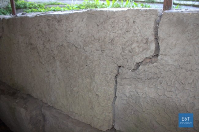 У Нововолинську руйнується підвал будинку: мешканці бояться обвалу. ФОТО