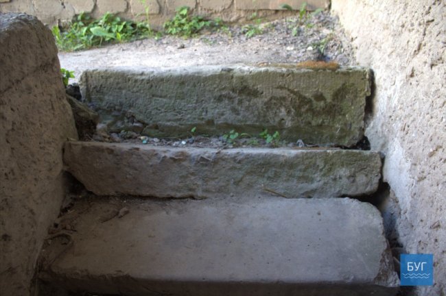 У Нововолинську руйнується підвал будинку: мешканці бояться обвалу. ФОТО