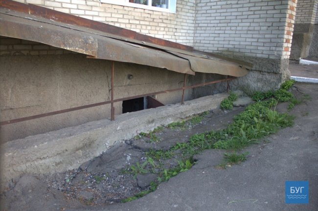 У Нововолинську руйнується підвал будинку: мешканці бояться обвалу. ФОТО