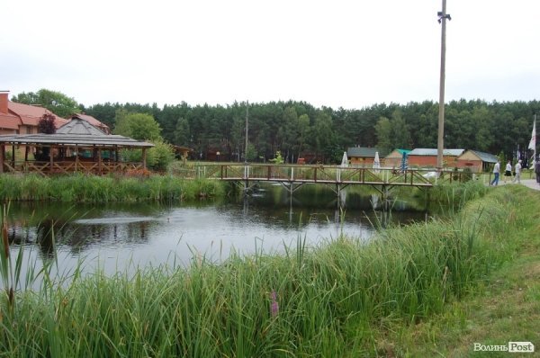 Ставок посеред табору