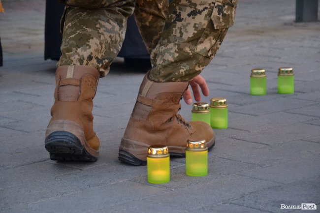 «Небо бачить, що їх пам'ятають». У Луцьку вшанували загиблих в Іловайському котлі
