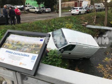 Аварія в Луцьку: в річці опинився бус