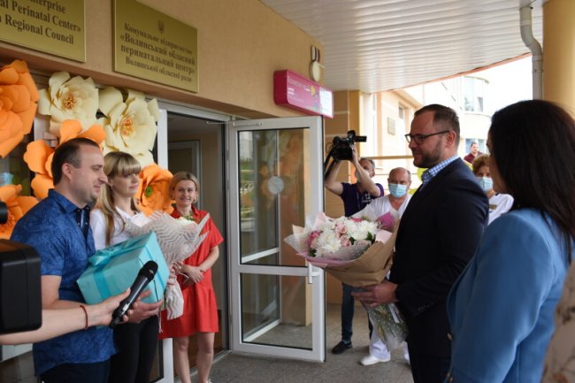 З подарунками і квітами:  з перинатального центру виписали лучанку, яка народила трійню. ФОТО