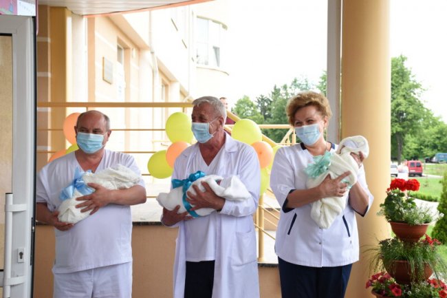 З подарунками і квітами:  з перинатального центру виписали лучанку, яка народила трійню. ФОТО