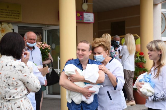 З подарунками і квітами:  з перинатального центру виписали лучанку, яка народила трійню. ФОТО