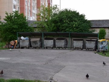 Смітники з дитячого майданчика у Луцьку перенесуть