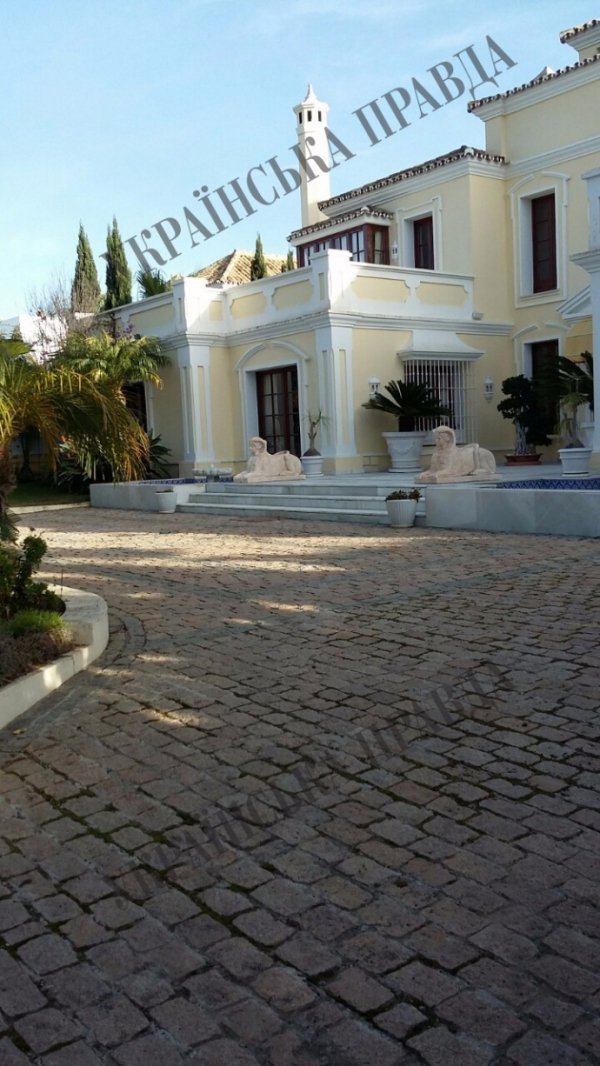 З сусідом дружи, а тин городи: Путін та Порошенко виявились сусідами. ФОТО