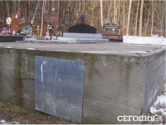 Кузьму поховають у новому склепі, який викупив його батько. ФОТО