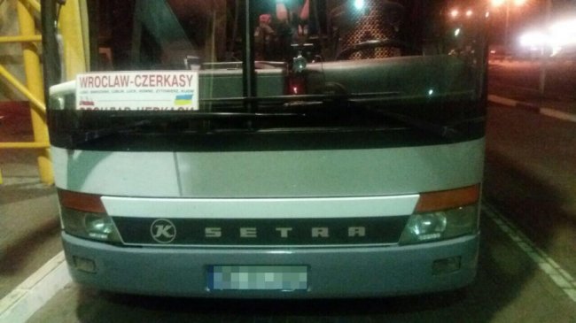 На «Ягодині» затримали автобус з контрабандними шубами. ФОТО