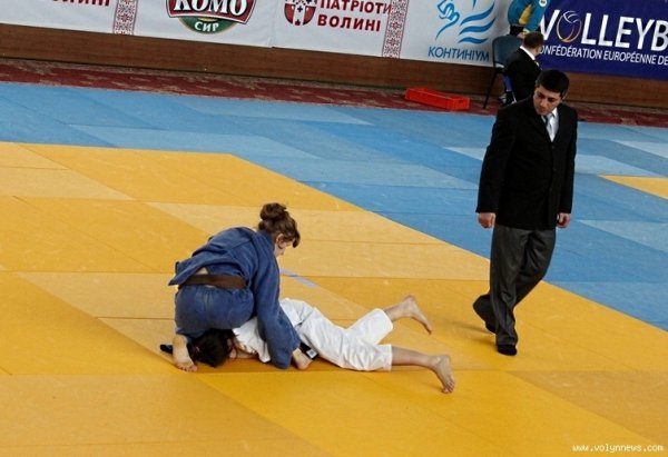 Як у Луцьку боролися хлопці та дівчата. ФОТО