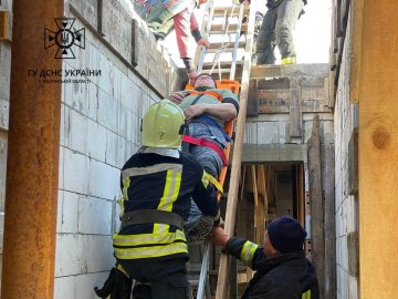 На Волині рятувальники допомогли чоловіку, який травмувався на будівництві