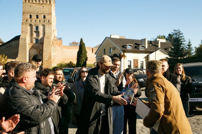 У Луцьку військовим передали 25 автомобів, які купили за гроші з концертів хору «Гомін»