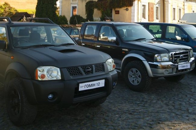 У Луцьку військовим передали 25 автомобів, які купили за гроші з концертів хору «Гомін»