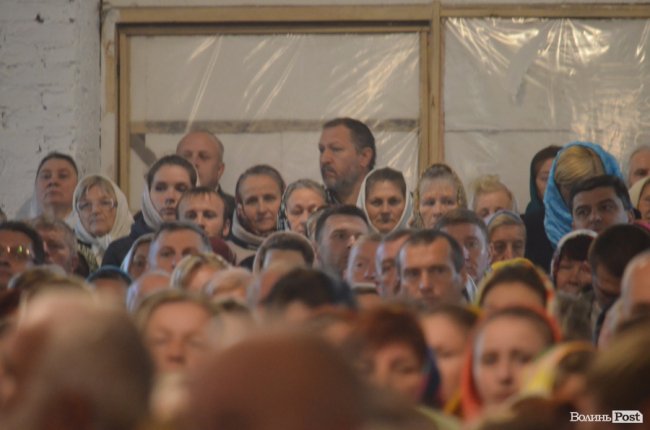 Килим із квітів та цілування рук: як у Луцьку зустріли Онуфрія. ФОТОРЕПОРТАЖ