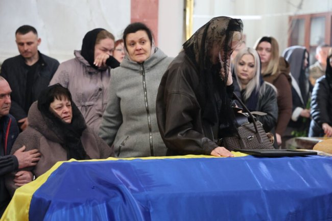 Загинув на Сумщині: у Луцьку попрощалися з воїном Артемом Зубком. ФОТО