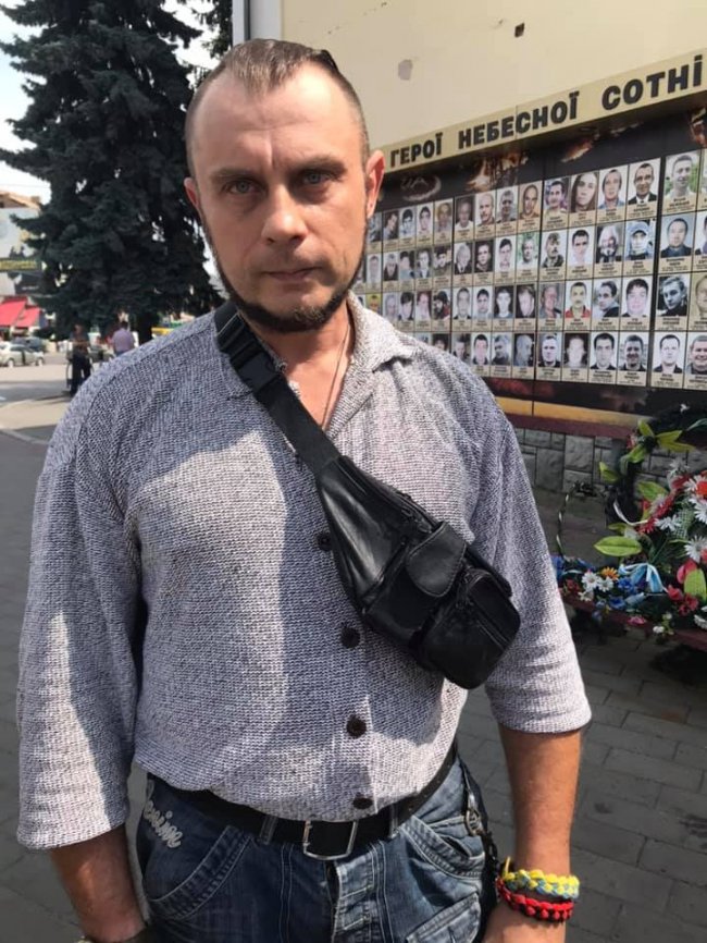 Біля фотостели Героям у центрі Луцька поскандалили айдарівці, волонтерка і поліція. ФОТО