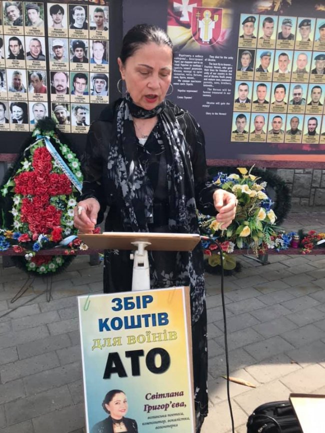 Біля фотостели Героям у центрі Луцька поскандалили айдарівці, волонтерка і поліція. ФОТО