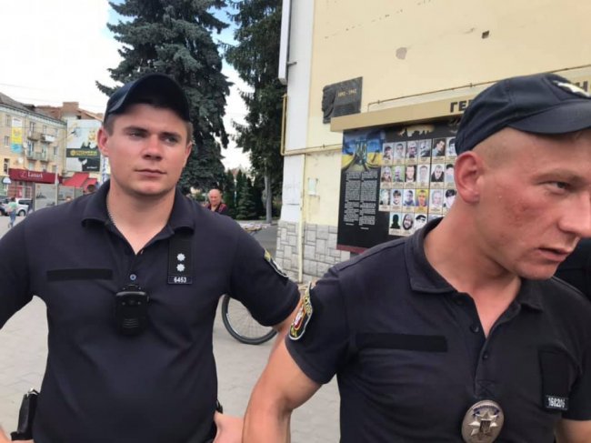 Біля фотостели Героям у центрі Луцька поскандалили айдарівці, волонтерка і поліція. ФОТО