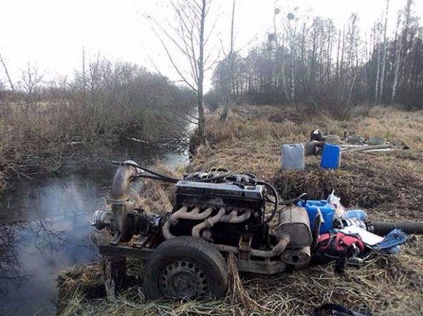 На Волині спіймали шукачів бурштину з мотопомпою
