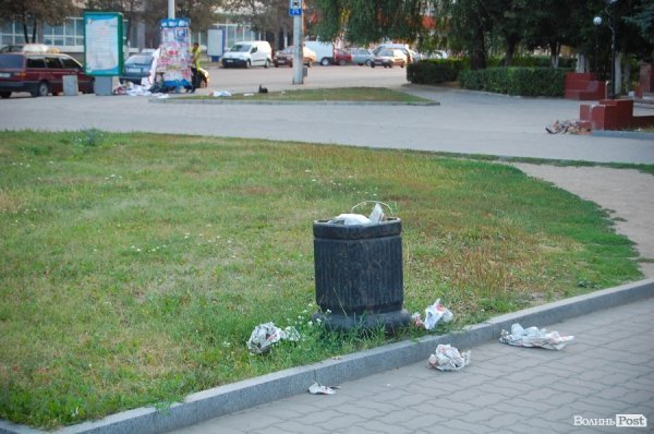 Сміття ще не прибрали