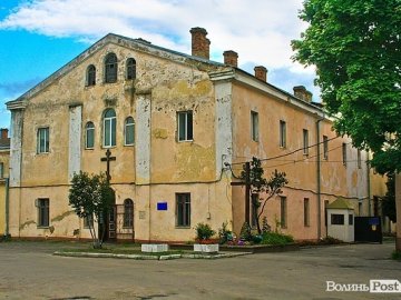 Лучан кличуть провести ніч у тюрмі