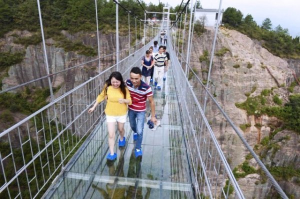 В Китаї збудували висячий скляний міст над прірвою. ФОТО
