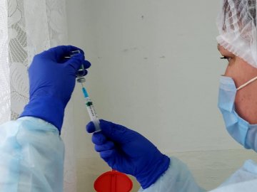 У Володимирі за день вакцинували від коронавірусу понад пів сотні медиків