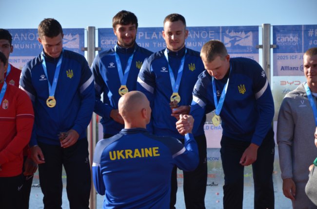 Українські каноїсти стали чемпіонами світу та відмовилися фотографуватися з росіянами. ФОТО