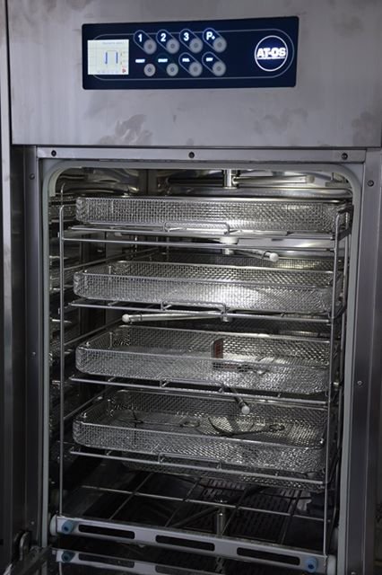 «Подібної техніки не було»: у луцькій лікарні запрацювала машина, яка миє та дезінфікує інструменти. ФОТО