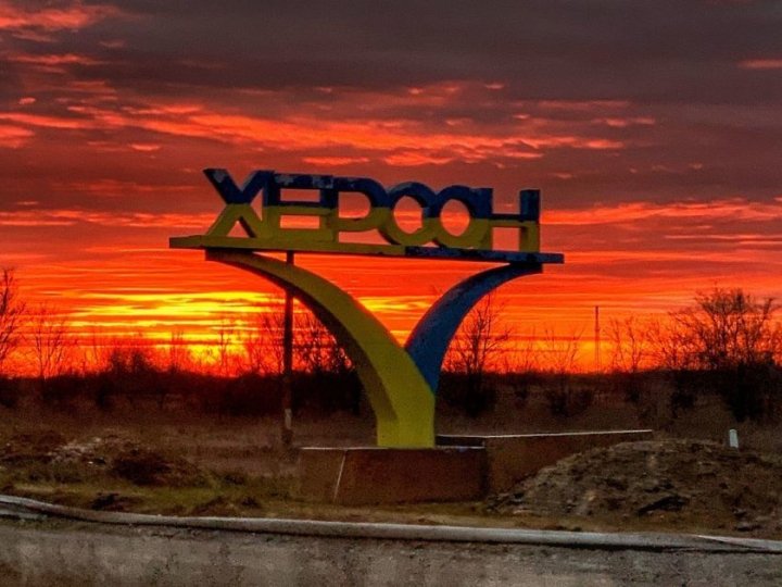 Росіяни вдарили по зупинці громадського транспорту в Херсоні: є загиблий та поранений