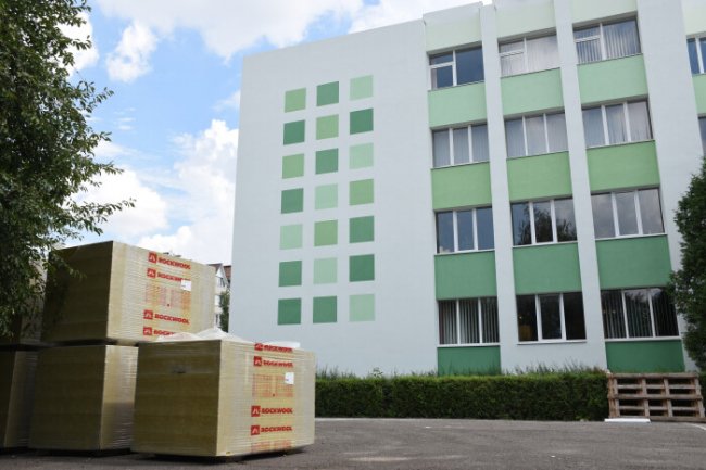 Ремонт фасаду, покрівлі та заміна вікон: у Луцьку комплексно термомодернізують школу. ФОТО