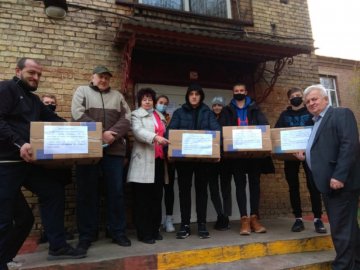 «Повертайтеся живими!»: учні волинської школи передали бійцям на Схід теплий одяг та продукти харчування