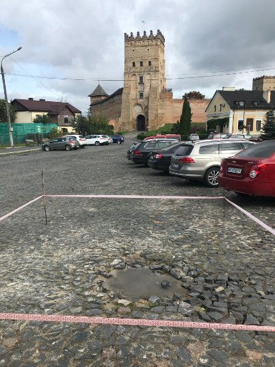 У Луцьку на Замковій площі виявили мурування середньовічної забудови. ФОТО