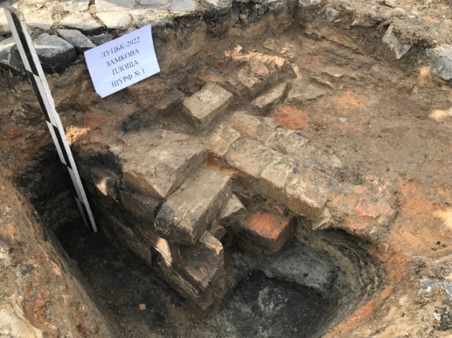 У Луцьку на Замковій площі виявили мурування середньовічної забудови. ФОТО