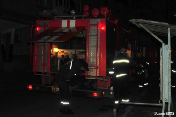 Переполох у Луцьку: дим у підвалі налякав мешканців багатоповерхівки. ФОТО