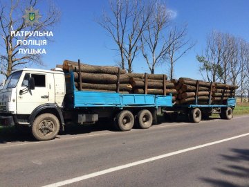 Луцькі патрульні затримали «КамАЗ» із незрозумілою деревиною