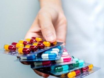 Коронавірус і антибіотики: лікар-інфекціоніст пояснив, чому та коли їх призначають