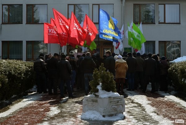 У Луцьку пікетували головного лісника Волині. ФОТО