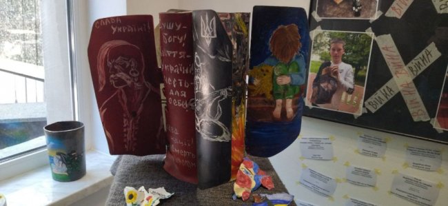 У Луцьку відкрили виставку розмальованих уламків зброї та амуніції