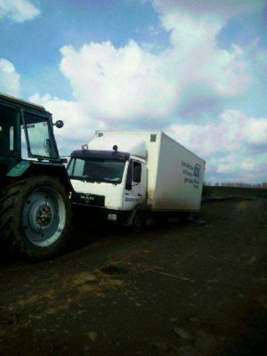 На Волині вантажівка провалилась під асфальт