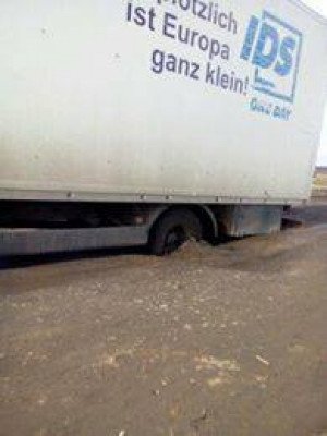 На Волині вантажівка провалилась під асфальт