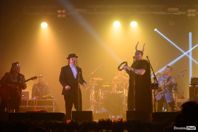 Гурт «Танок на Майдані Конґо» приїхав у Луцьк із вертепом. ФОТО